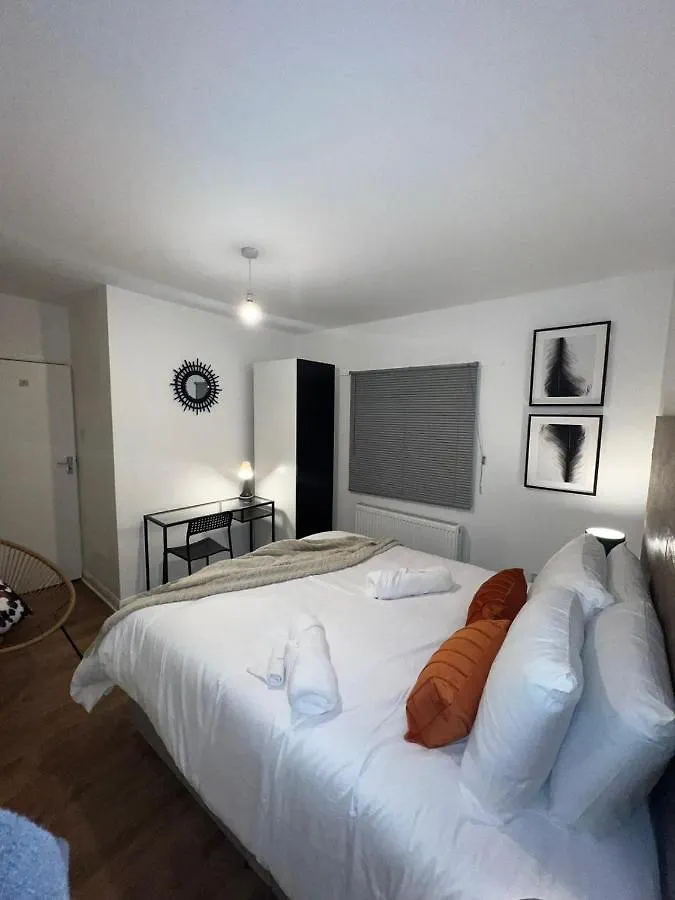 Lively 1 Bed Apartment In Buzzing East London!